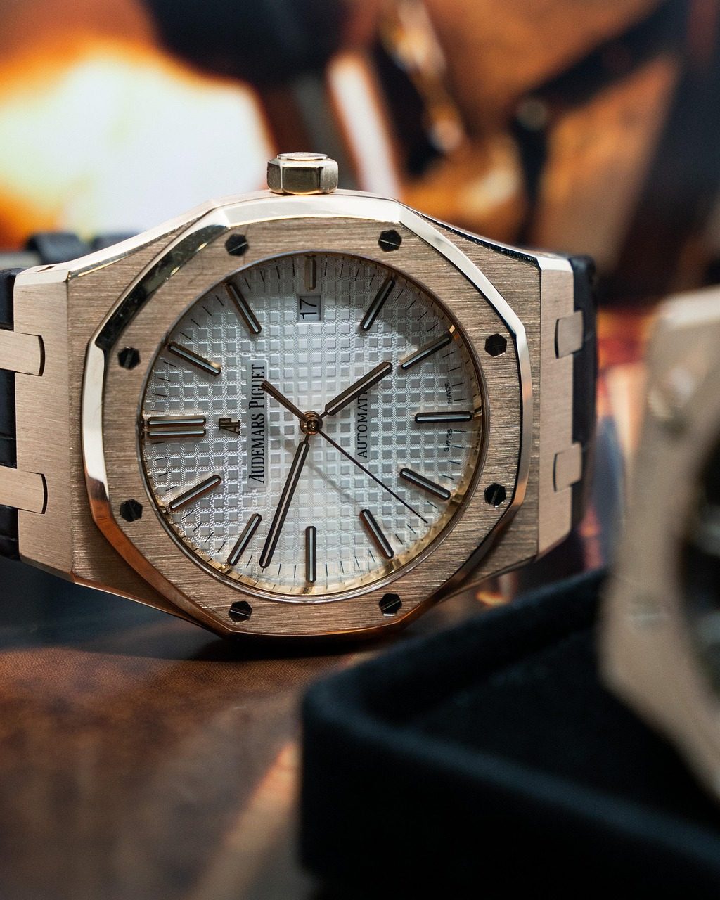 Stählerne Audemars Piguet Royal Oak mit weissem Tapisserie-Zifferblatt und achteckiger Lünette, schräg von vorne