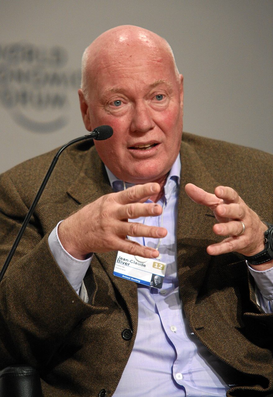 Jean-Claude Biver im dunklen Anzug spricht während einer Podiumssitzung des World Economic Forum in Davos