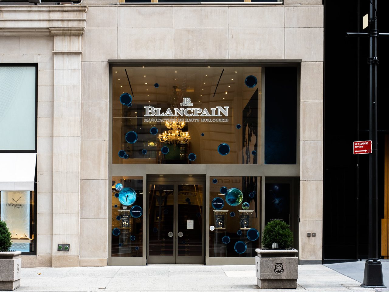 Steinfassade der Blancpain-Boutique mit Schriftzug «Manufacture de Haute Horlogerie» und blauen Luftblasen-Dekorationen im Schaufenster