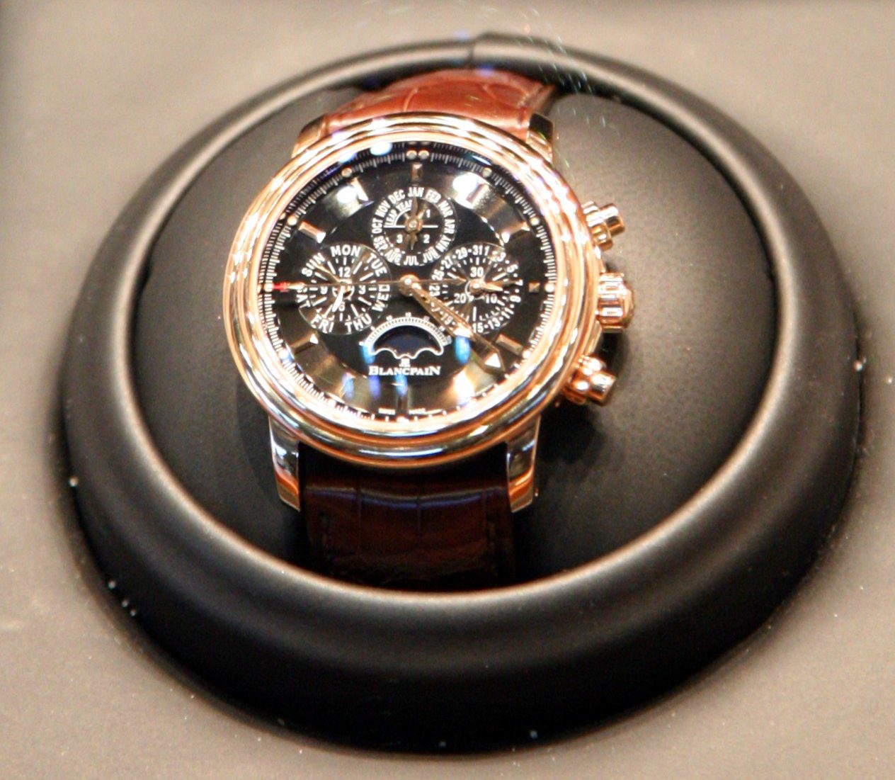 Blancpain-Armbanduhr mit dunklem Zifferblatt, Zusatzzifferblättern für Wochentag, Monat und Datum, Mondphase und Chronographen-Drückern