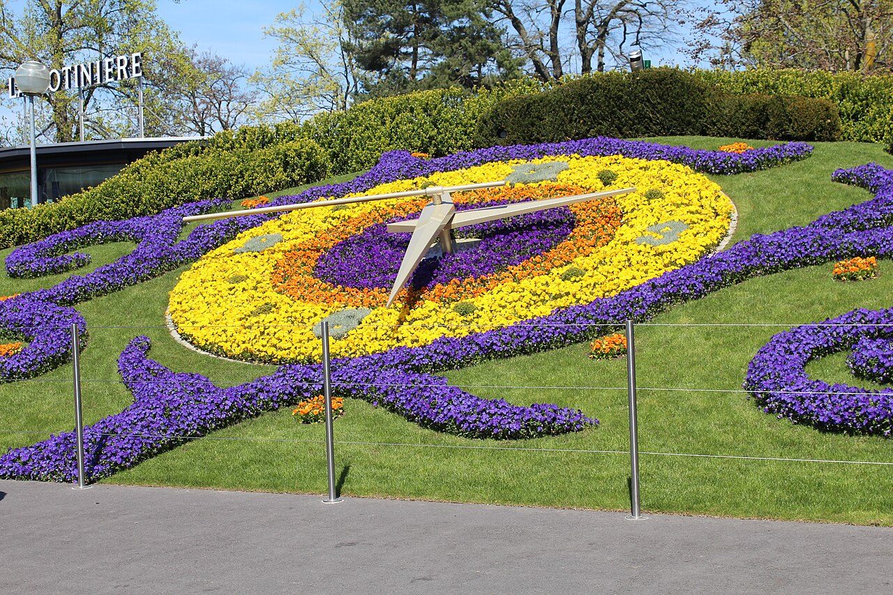 Die Blumenuhr im Genfer Jardin anglais mit Zifferblatt aus Pflanzen und grossen Zeigern