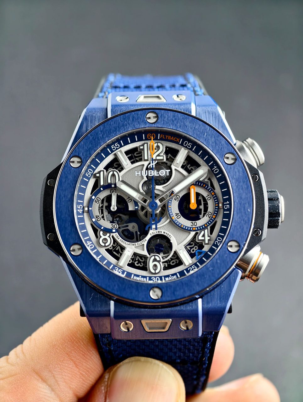 Hublot Big Bang Unico mit blauem Keramikgehäuse und skelettiertem Chronographen-Zifferblatt in einer Hand