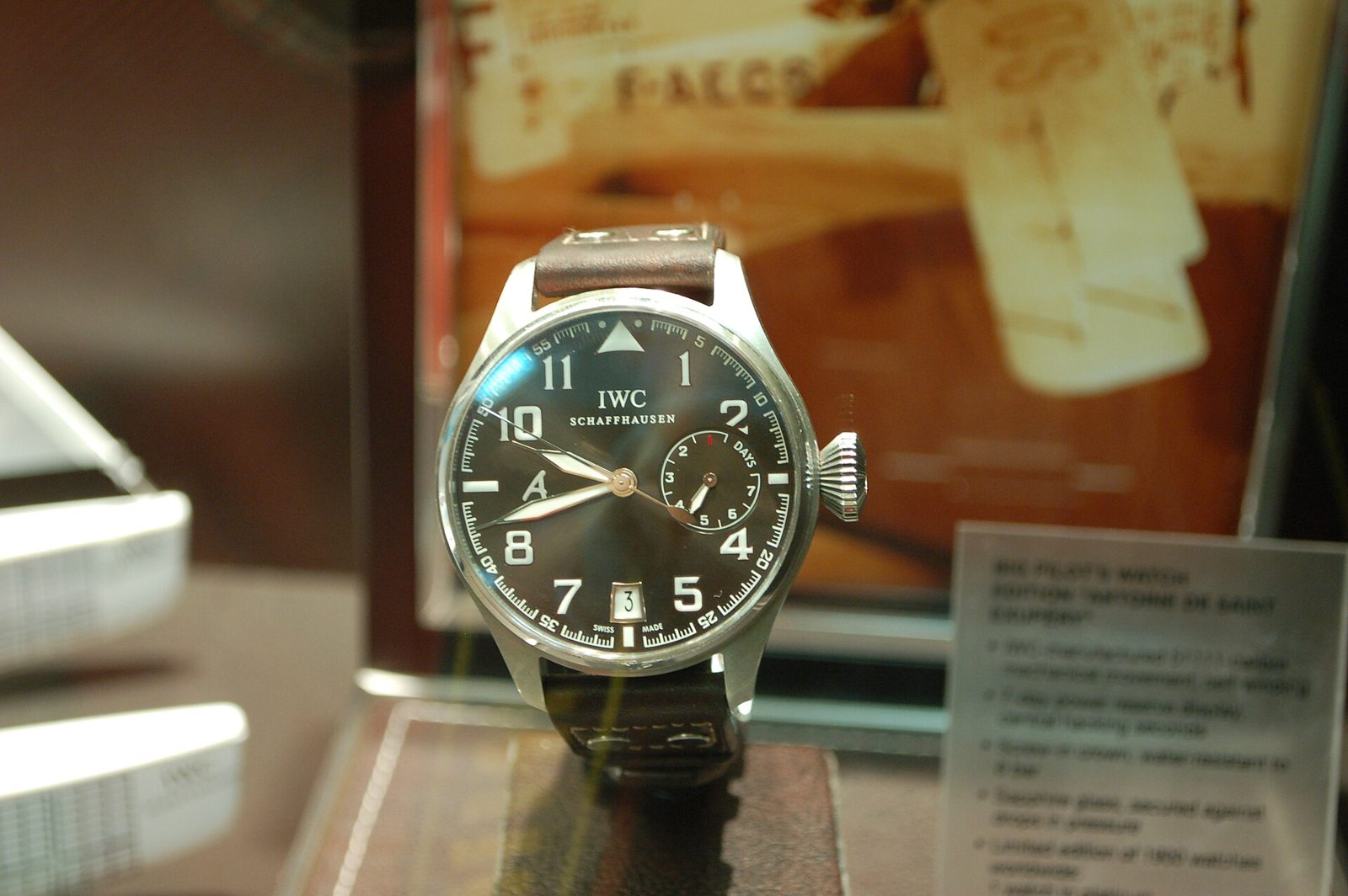 Grosse IWC Pilotenuhr mit dunklem Zifferblatt, Dreieck bei 12 Uhr und Gangreserveanzeige in einer Vitrine