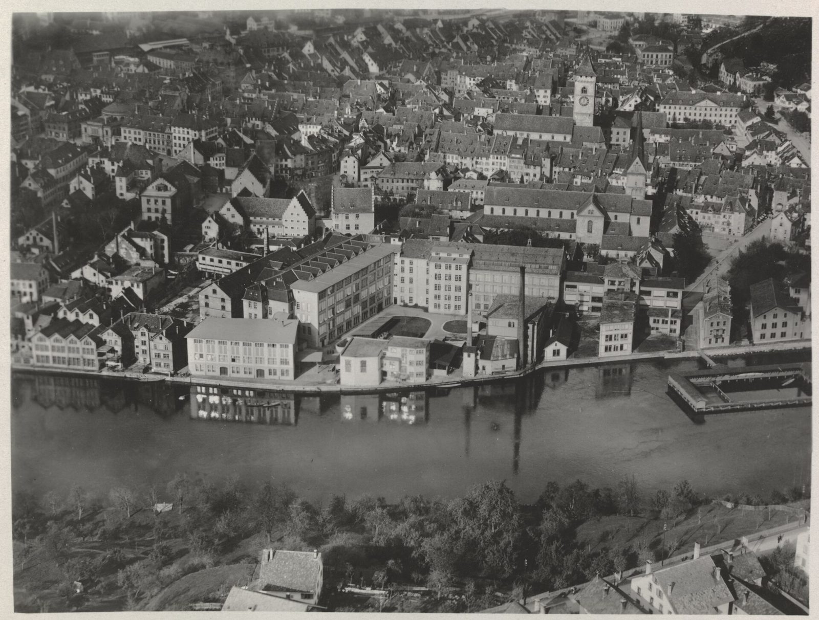 Historische Schwarz-Weiss-Luftaufnahme der Schaffhauser Altstadt mit der Uhrenfabrik IWC am Rheinufer