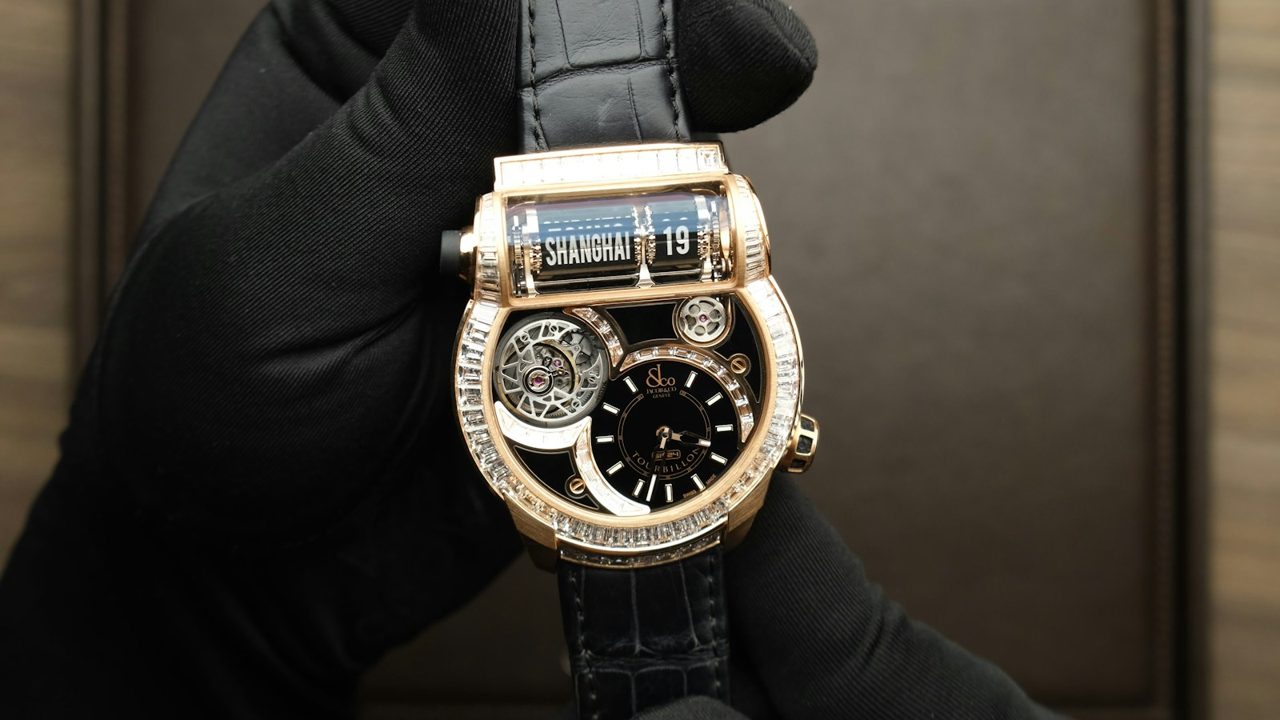 Roségoldene Jacob & Co. Epic SF24 Tourbillon mit Baguette-Diamanten, Städteanzeige (Shanghai) und sichtbarem Tourbillon, in einer Hand mit schwarzem Handschuh