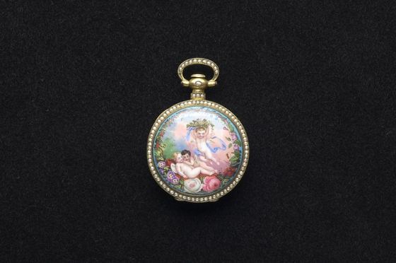 Runde goldene Taschenuhr mit Perlenrand und farbig emailliertem Deckel, auf dem Putten zwischen Rosen zu sehen sind, auf schwarzem Stoff