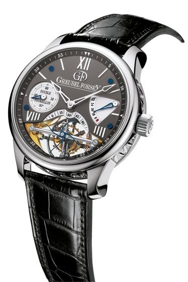Armbanduhr mit grauem Zifferblatt und poliertem Gehäuse, die in einem offenen Fenster unten den geneigten Doppel-Tourbillon zeigt