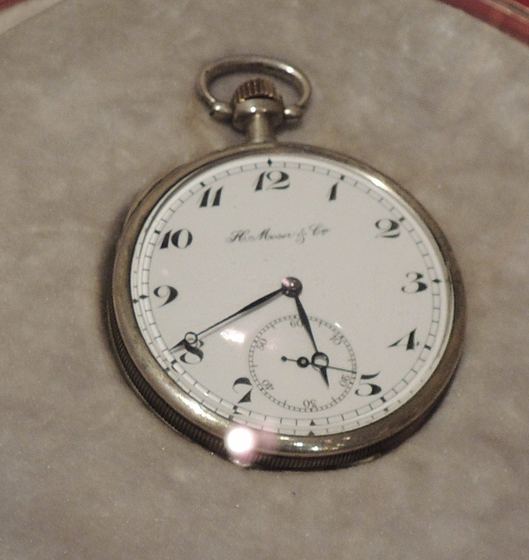Silberne Taschenuhr mit weissem Zifferblatt, grossen schwarzen Ziffern, kleiner Sekunde bei 6 Uhr und der Aufschrift «H. Moser & Cie.»