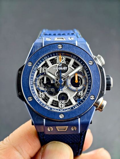 Hublot Big Bang Unico mit blauem Keramikgehäuse und skelettiertem Chronographen-Zifferblatt in einer Hand