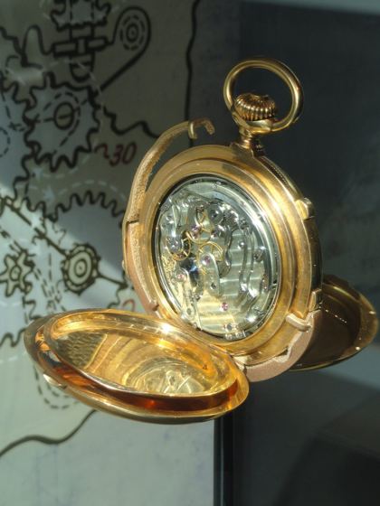 Geöffnete goldene Taschenuhr von Patek Philippe mit sichtbarem Uhrwerk