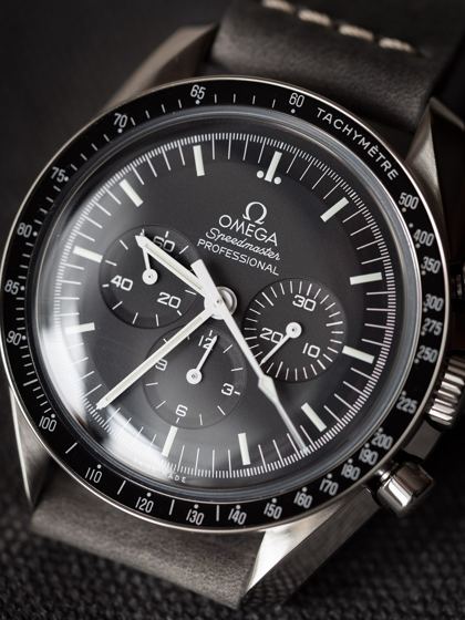 Omega Speedmaster Professional mit schwarzem Zifferblatt, Hilfszifferblättern und Tachymeter-Lünette