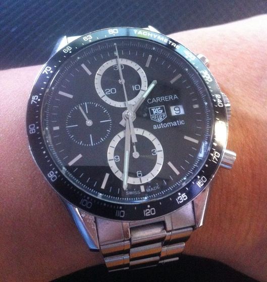 TAG Heuer Carrera mit schwarzem Zifferblatt, Tachymeter-Lünette und drei Hilfszifferblättern am Handgelenk