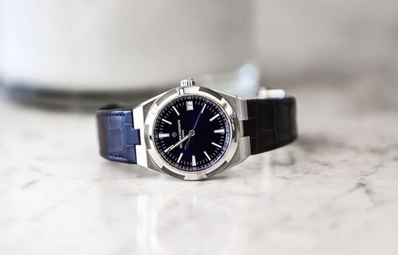 Vacheron Constantin Overseas aus Stahl mit blauem Zifferblatt, Datum bei 3 Uhr und blauem Lederband auf weissem Marmor