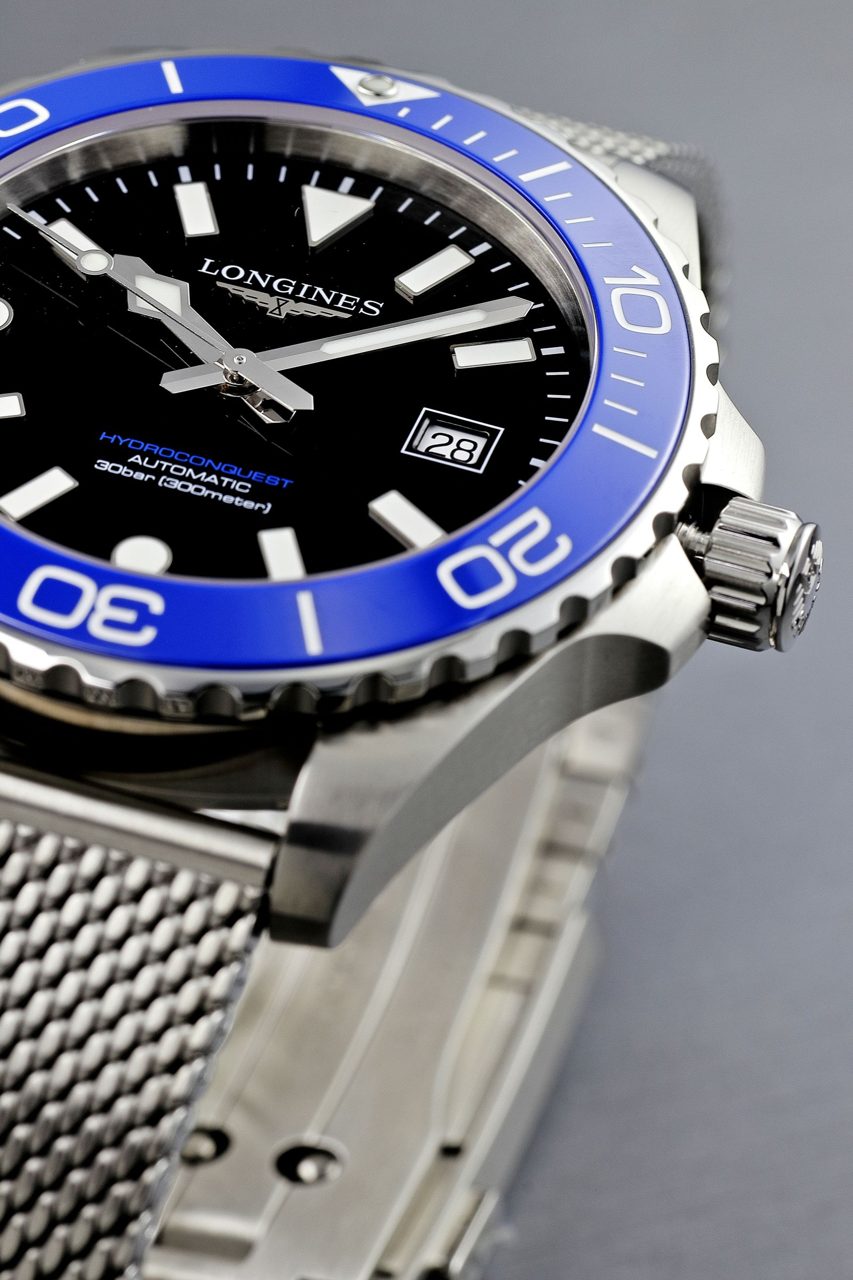 Longines HydroConquest Taucheruhr mit blauer Lünette, schwarzem Zifferblatt und Milanaise-Band