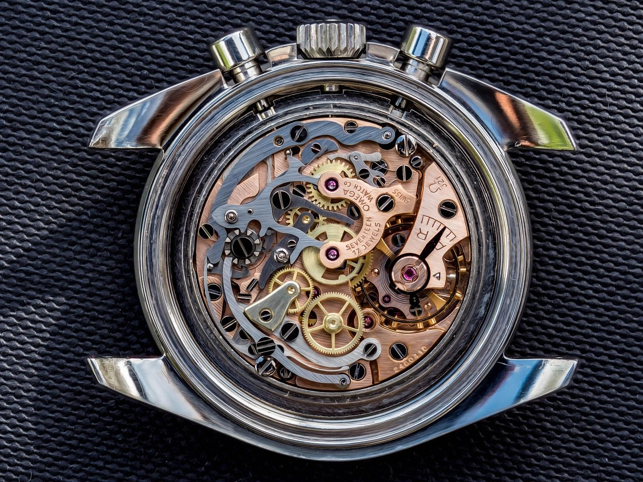 Geöffneter Boden einer Omega Speedmaster mit kupferfarbenem Chronographenwerk Kaliber 321