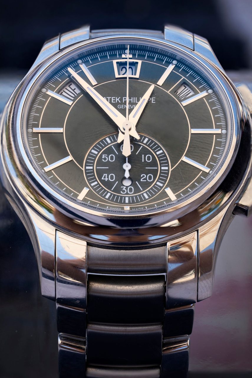 Patek Philippe Flyback-Chronograph mit Jahreskalender, grünlich-grauem Zifferblatt und Stahlband an einer Ausstellung