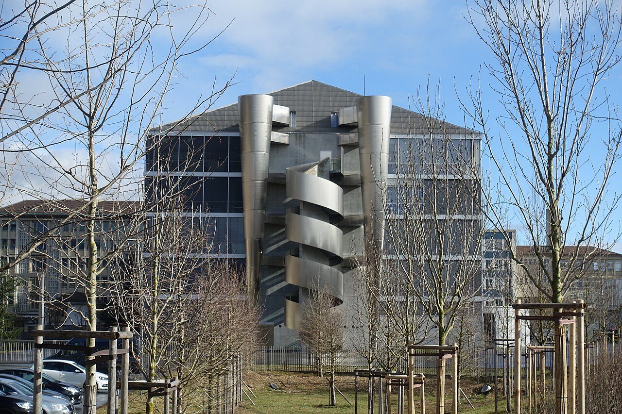 Modernes Produktionsgebäude von Omega in Biel mit Glasfassade und aussen liegender Wendeltreppe