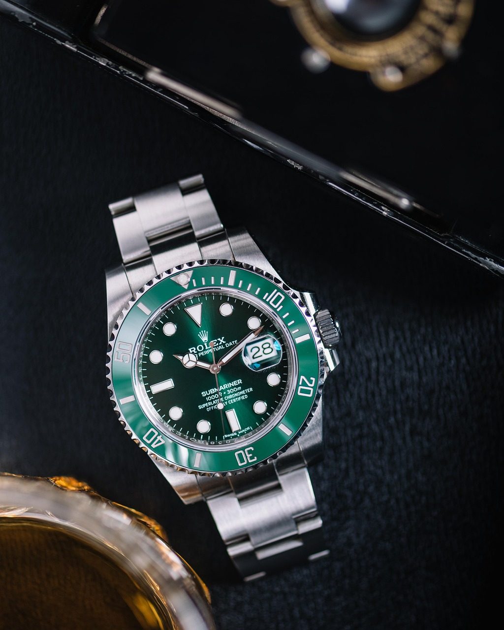 Rolex Submariner Date mit grüner Lünette und grünem Zifferblatt auf dunklem Untergrund