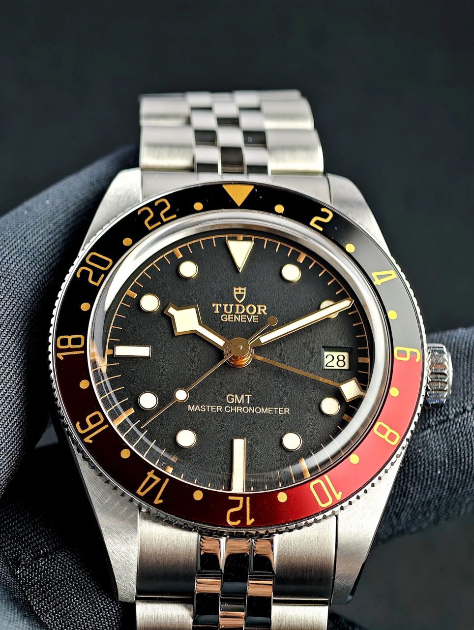 Tudor Black Bay 58 GMT mit schwarz-bordeauxroter Lünette, goldfarbenen Akzenten und Jubilé-artigem Stahlband