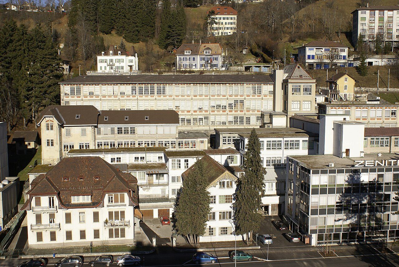 Blick auf die Fabrikgebäude der Zenith-Manufaktur in Le Locle, rechts ein Neubau mit dem Schriftzug Zenith